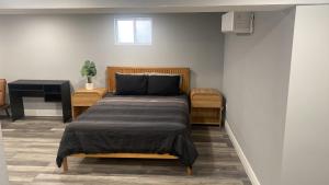 ein Schlafzimmer mit einem Bett und einem Klavier in der Unterkunft Fantastic Studio in North Bergen