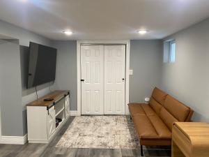 ein Wohnzimmer mit Couch und Flachbildfernseher in der Unterkunft Fantastic Studio in North Bergen