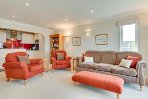 una sala de estar con un sofá y dos sillas en Flat 20 Clifton Court, en Croyde
