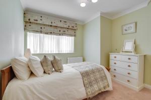 1 dormitorio con 1 cama con ventana y vestidor en Flat 20 Clifton Court, en Croyde 15 fotos más