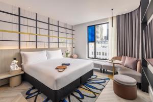 Postel nebo postele na pokoji v ubytování Hotel Indigo Melbourne Little Collins