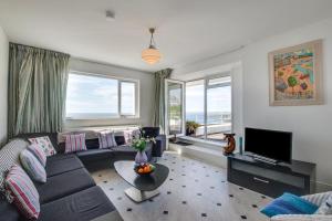 Praa SandsSeacroft Barton的客厅里有一张沙发和一台电视