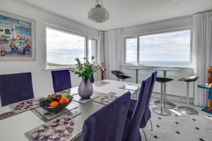 Praa SandsSeacroft Barton的一间有桌椅和窗户的餐厅