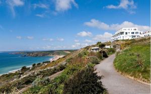 Praa SandsSeacroft Barton的一座位于海边小山顶上的建筑