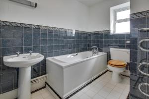 Praa SandsSeacroft Barton的带浴缸、马桶和水槽的浴室 更多20张照片