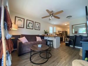 un soggiorno con un divano e un tavolo di Frog Hollow a Townville