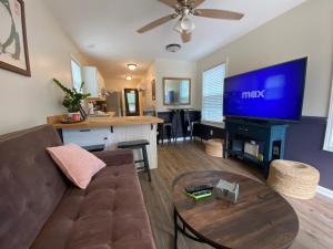 un soggiorno con divano e TV a schermo piatto di Frog Hollow a Townville