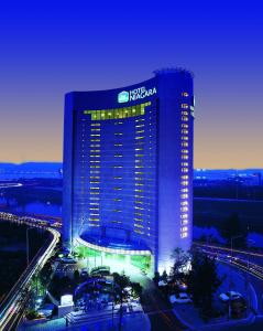 a night view of a high rise building at night at Niagara Hotel in Seoul