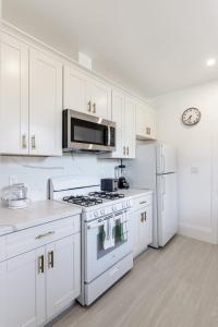 バークレーにある4 Berkeley Furnished Apartment - 2 Beds Laundry and Parkingの白いキッチン(コンロ、電子レンジ付)
