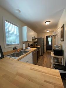 una cucina con elettrodomestici in acciaio inossidabile e pavimenti in legno di Frog Hollow a Townville Altre 3 foto