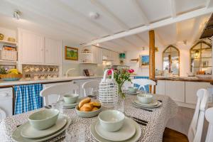 eine Küche mit einem Tisch mit Tellern und Schüsseln voller Essen in der Unterkunft Trevalley in Treknow