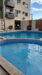Una gran piscina azul frente a un edificio en Apartamento inteiro Cop 30, en Belém