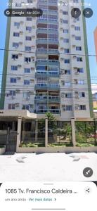 un gran edificio de apartamentos con un cartel delante en Apartamento inteiro Cop 30, en Belém