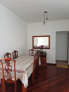 Un comedor con una mesa y un espejo. en Apartamento inteiro Cop 30, en Belém