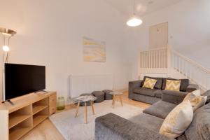 ein Wohnzimmer mit Couch und Flachbildfernseher in der Unterkunft The Ambleside Loft in Ambleside