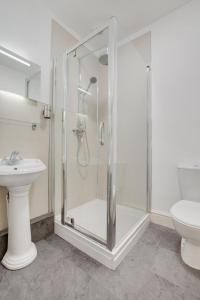 ein Badezimmer mit Dusche, Toilette und Waschbecken in der Unterkunft The Ambleside Loft in Ambleside