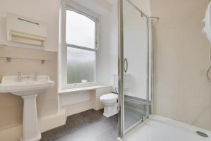 ein Badezimmer mit Toilette, Waschbecken und Dusche in der Unterkunft The Ambleside Loft in Ambleside + 9 Fotos