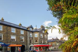 ein großes Backsteingebäude an einer Stadtstraße in der Unterkunft The Ambleside Loft in Ambleside