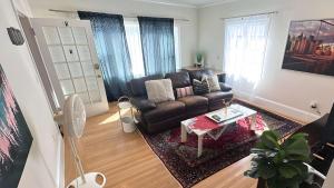 Posezení v ubytování Oak Manor - Chic & Stylish 2BR Apartment Retreat