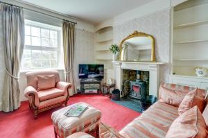 ein Wohnzimmer mit Couch und Kamin in der Unterkunft Laurel Cottage in Parracombe