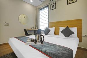 Ένα ή περισσότερα κρεβάτια σε δωμάτιο στο Super Townhouse Mannat Rohini 16
