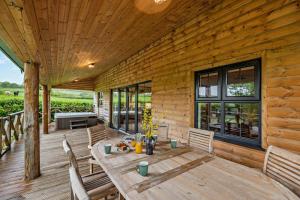 Băuturi la Mid-Wales Lakeside Hot Tub Hideaway