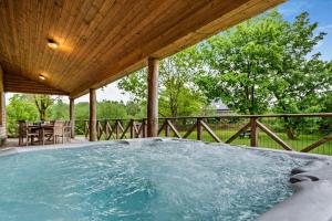 Piscina de la sau aproape de Mid-Wales Lakeside Hot Tub Hideaway