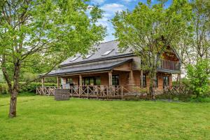 O grădină în afara Mid-Wales Lakeside Hot Tub Hideaway