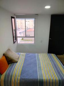 Ένα ή περισσότερα κρεβάτια σε δωμάτιο στο Large central apartment for family relaxation