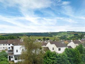 Una vista de un pueblo con casas y árboles. en Scarlettrose, en Great Torrington