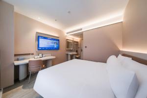 Ένα ή περισσότερα κρεβάτια σε δωμάτιο στο Hanting Hotel Beijing Yuegezhuang Bridge +2 φωτογραφίες