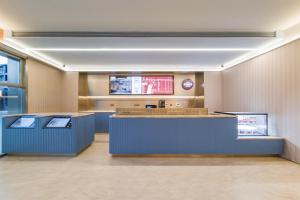 Μια τηλεόραση ή/και κέντρο ψυχαγωγίας στο Hanting Hotel Beijing Yuegezhuang Bridge