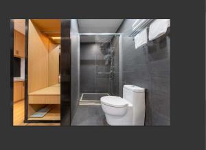 重慶市にあるChongqing Mingchuang Sky Hotelのトイレとシャワー付きのバスルーム