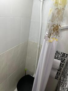 Ένα μπάνιο στο Suíte com cozinha em área nobre +5 φωτογραφίες