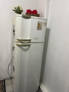 Η κουζίνα ή μικρή κουζίνα στο Suíte com cozinha em área nobre