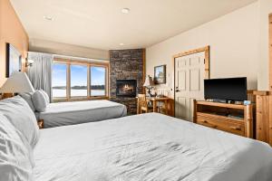 Una cama o camas en una habitación de Amazing Lake View 2 Queen Bed Studio & Heated Pools