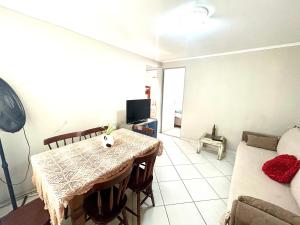 a living room with a table and a couch at Apartamento Mobiliado em Limeira in Limeira