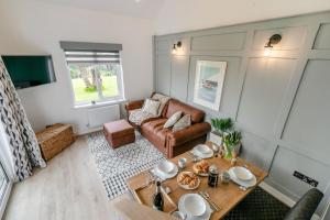 Carbis BayにあるRosen 7 Godrevy Courtのソファとテーブルのあるリビングルーム +12枚の写真