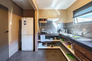 Η κουζίνα ή μικρή κουζίνα στο Cozy comfort at 106 Thacker St