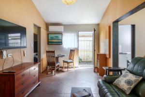Μια τηλεόραση ή/και κέντρο ψυχαγωγίας στο Cozy comfort at 106 Thacker St