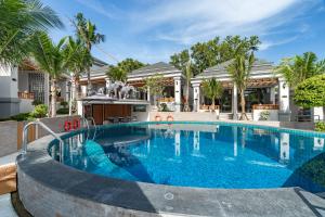 ein Swimmingpool vor einem Haus in der Unterkunft AZ Sunrise Resort & Fitness Club in Layan Beach