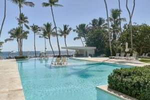 Πισίνα στο ή κοντά στο Caribbean Beachfront Apartment. W/ Scenic view