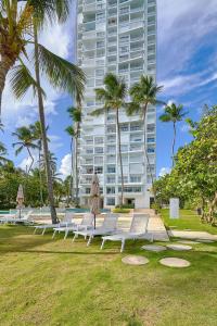 Κήπος έξω από το Caribbean Beachfront Apartment. W/ Scenic view