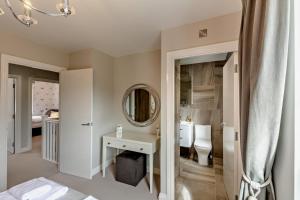 een badkamer met een wastafel en een spiegel bij Charter Gardens Cottage in Kirkby Stephen