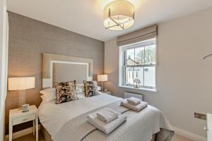 een slaapkamer met een bed met twee handdoeken erop bij Charter Gardens Cottage in Kirkby Stephen