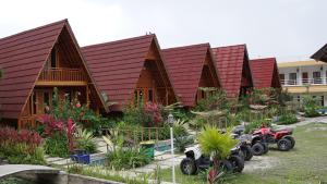 grupa domów z traktorami przed nimi w obiekcie Lopo Hotel & Resort Samosir w mieście Tomok