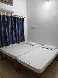 Ένα ή περισσότερα κρεβάτια σε δωμάτιο στο Maheshwari Yatri Nivas