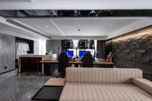 a living room with a couch and a bar at Leshan Shengman Hotel in Leshan