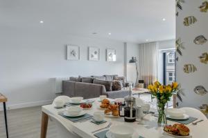 una sala de estar con una mesa y un sofá en Sea Sand - W12, en Woolacombe