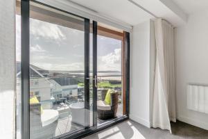 Habitación con ventana grande con vistas. en Sea Sand - W12, en Woolacombe
